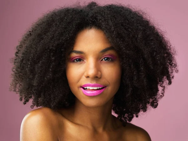 Retrato Facial Cuidado Del Cabello Mujer Negra Con Lápiz Labial — Foto de Stock