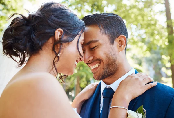 Jovem Casal Feliz Celebrar Seu Casamento Noiva Alegre Noivo Tocando — Fotografia de Stock