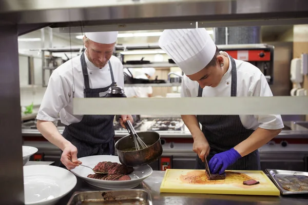 Preparando Filete Perfecto Chefs Preparando Servicio Comidas Una Cocina Profesional —  Fotos de Stock