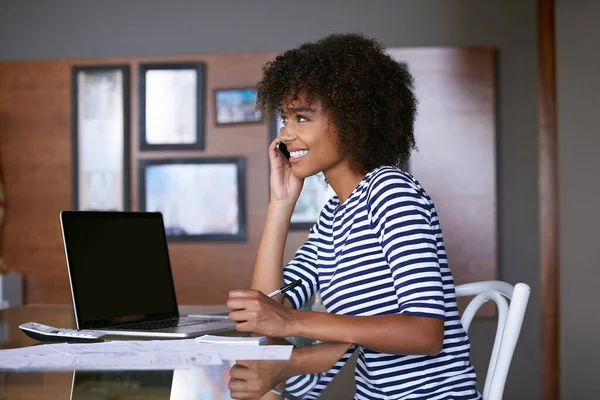 自宅通信からの仕事を持つ女性は ノートパソコン上で財務書き込みや計画 アフリカの人は コンピュータ画面で融資 銀行情報のための携帯電話で話している — ストック写真
