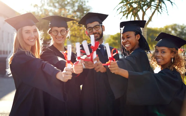 Gruppe Abschluss Und Studenten Mit Einem Diplom Von College Oder — Stockfoto