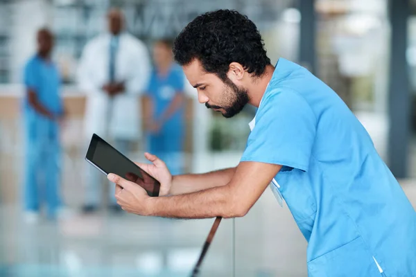 Mola Hakkında Biraz Araştırma Yapıyor Hastanede Dijital Tablet Kullanan Genç — Stok fotoğraf
