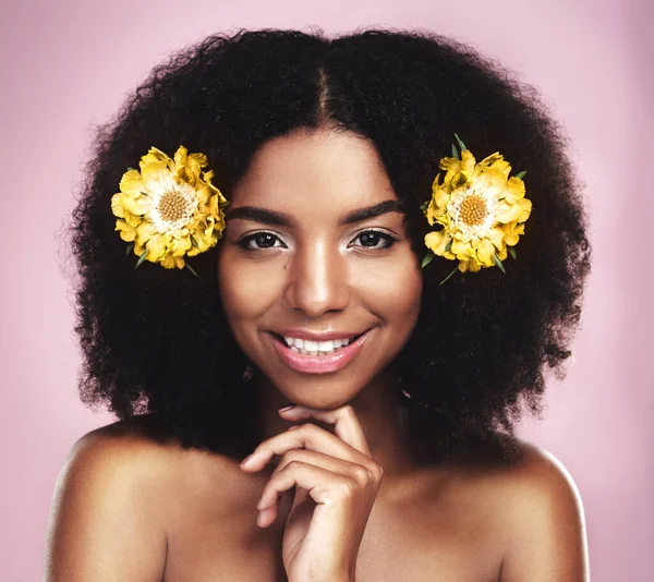 Retrato Mulher Feliz Cuidados Com Cabelo Com Flores Amarelas Estúdio — Fotografia de Stock