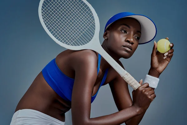 Теннис Больше Просто Спорт Студийный Снимок Спортивной Молодой Женщины Позирующей — стоковое фото