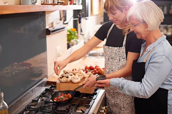 Grootmoeder Vrouw Koken Samen Keuken Leren Recept Bereiden Diner Lunch — Stockfoto