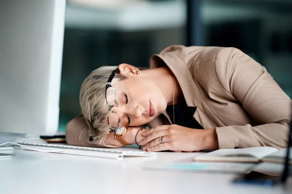 誰かが目を開けられなくなった 若い実業家がオフィスの机で寝ていて — ストック写真