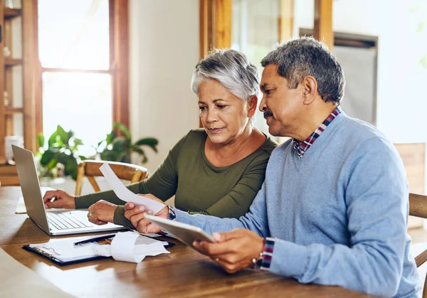 Seniorenpaar Budgetplanung Und Krankenversicherungs Checkliste Mit Computer Hause Dokumente Rente — Stockfoto