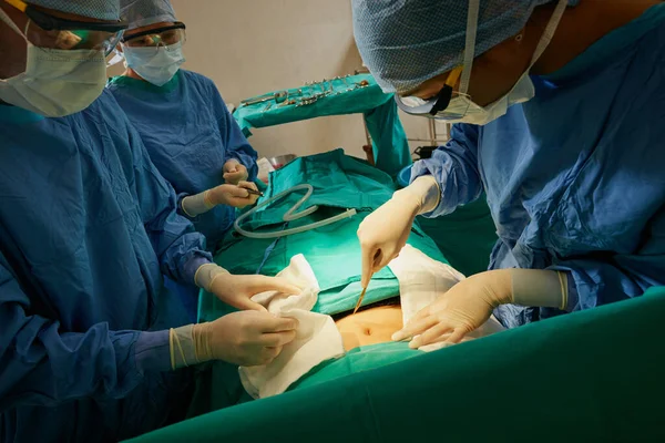 正在进行外科治疗 用手术刀给病人开刀的外科医生 — 图库照片