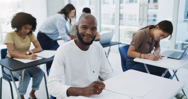 Homem Negro Retrato Estudante Classe Universitária Com Aprendizagem Para Teste — Fotografia de Stock