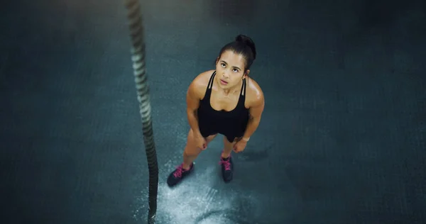 Escalada Cuerdas Mujer Fitness Gimnasio Desde Arriba Para Entrenamiento Rendimiento —  Fotos de Stock