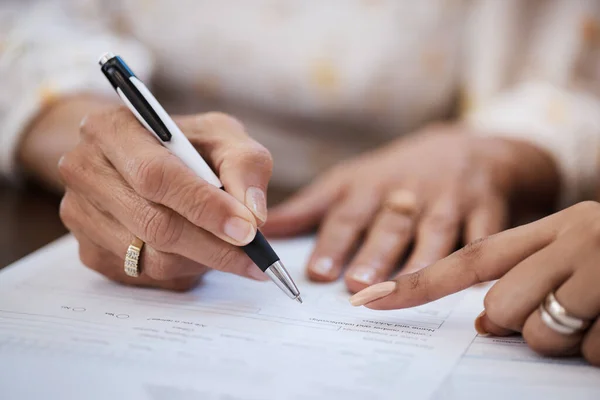 Handen Pen Close Van Een Vrouw Die Een Document Contract — Stockfoto