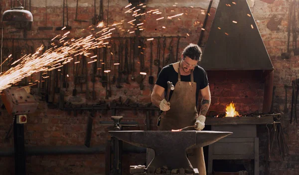 铁锹和火 与在金属加工或生产工厂工作的人一起工作 在锻造厂 工厂或工业车间工作的男性铁匠的行业 焊接和贸易 — 图库照片