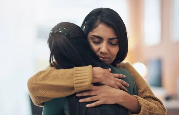 Φίλοι Αγκαλιάστε Και Στηρίξτε Τις Γυναίκες Ένα Σπίτι Αγάπη Φροντίδα — Φωτογραφία Αρχείου