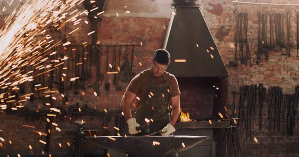 铁锤和火花 与在锻造中工作的人一起进行金属加工或生产 在工厂 工厂或工业铸造厂工作的男性铁匠的行业 焊接和贸易 — 图库照片