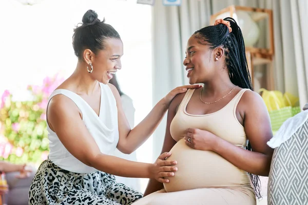 Ciąża Przyjaciele Kobieta Dotykając Żołądka Baby Shower Podekscytowany Szczęścia Domu — Zdjęcie stockowe