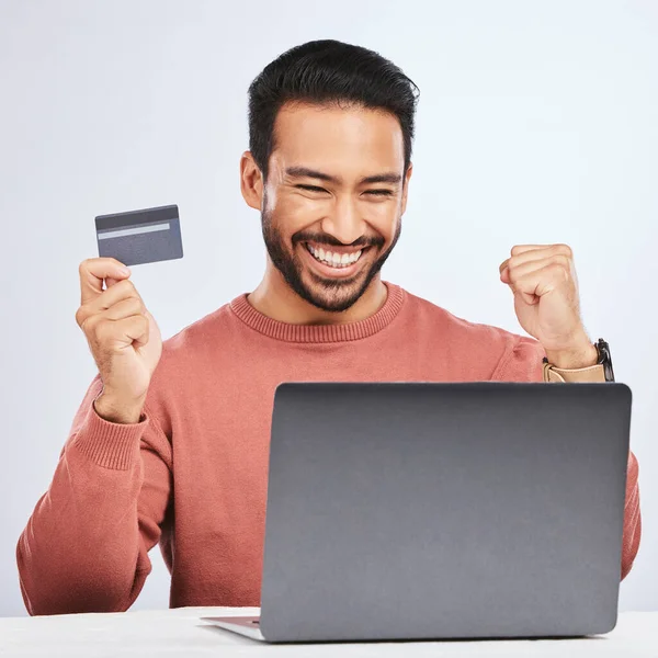 网上购物 电子商务和工作室付款的兴奋男人 笔记本电脑和信用卡 拥有技术和手巧的亚洲男性在Fintech网站上庆祝储蓄 促销或销售 — 图库照片