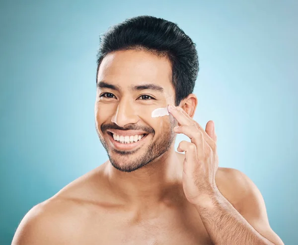 在演播室里做一个自然 健康和健康的日常护理 美容美发和有面霜的男人 蓝底治疗皮肤病的快乐男模 配以面部水疗 乳液或保湿霜 — 图库照片