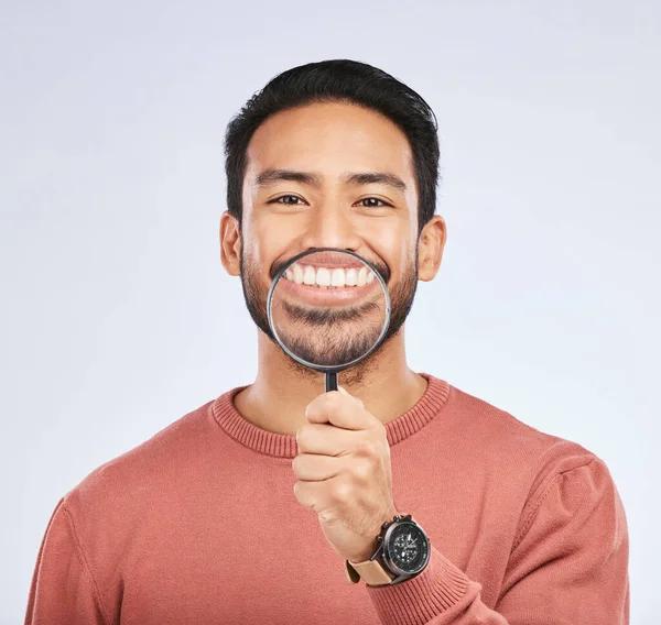 Retrato Dientes Hombre Con Lupa Sonrisa Búsqueda Sobre Fondo Estudio —  Fotos de Stock