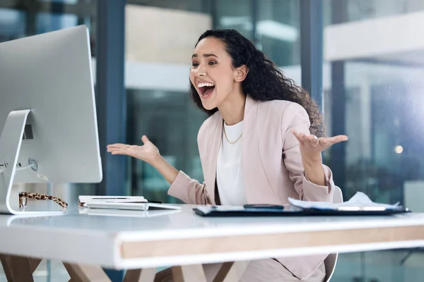 興奮し ショックを受け オフィスでコンピュータニュースや電子メールでビジネスの女性 オンラインでの勝利と技術労働者の動機を持つ企業での成功 従業員の笑顔と驚き — ストック写真