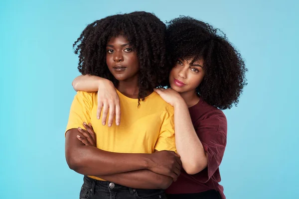 ポートレート 多様性と自由またはエンパワメントのためのスタジオで一緒に青の背景に友人とのサポート 愛と信頼と魅力的な若い黒人女性が友人と交差 — ストック写真
