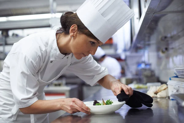 Its All Plating Chef Putting Final Touches Dinner Plate Professional — Stock Photo, Image