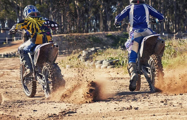 Parçayı Sökme Zamanı Yarış Sırasında Iki Motosiklet Yarışçısının Dikiz Görüntüsü — Stok fotoğraf