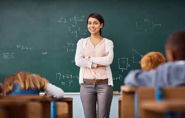 Portré Tanár Egy Osztályteremben Keresztbe Tett Karokkal Oktatás Boldogság Foglalkoztatás — Stock Fotó