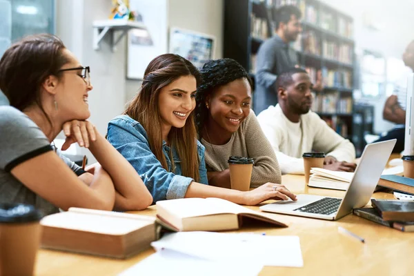 Vrouwen Studenten Bibliotheek Met Laptop Studeren Voor Examen Onderzoek Voor — Stockfoto