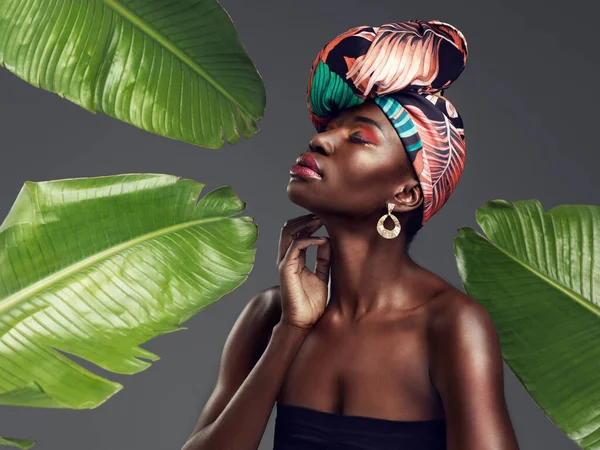 Черная Женщина Африканском Тюрбане Мода Листьями Красота Макияжем Студийном Фоне — стоковое фото