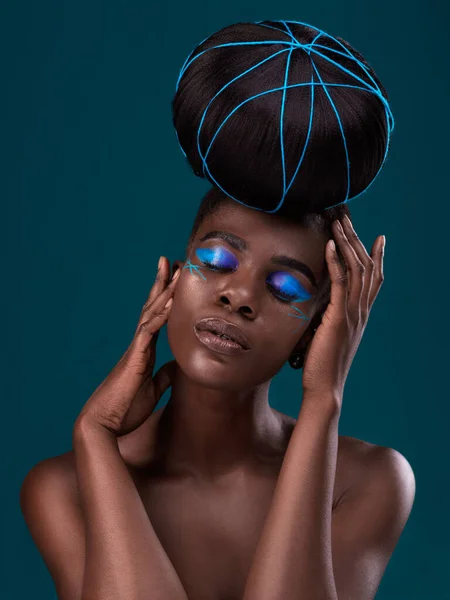 Cara Cabelo Maquiagem Com Uma Mulher Negra Modelo Estúdio Fundo — Fotografia de Stock