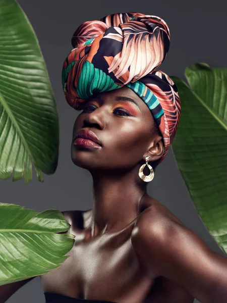 Mulher Negra Turbante Tradicional Moda Com Folhas Beleza Com Maquiagem — Fotografia de Stock