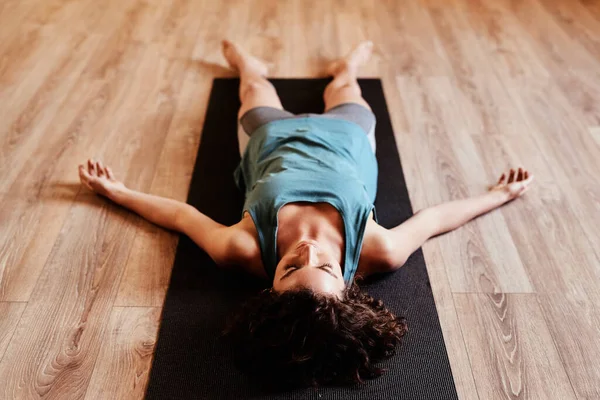 瑜伽和睡在地板上休息 在健身房 健身室或课堂上保持平静和专注 为健康而冥想和放松 为信仰 平衡或自我照顾而训练和锻炼心态 — 图库照片