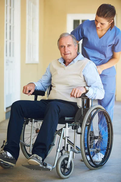 Ritratto Infermiere Anziano Sedia Rotelle Ospedale Che Aiuta Paziente Anziano — Foto Stock
