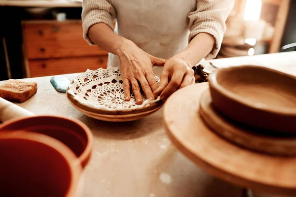 Nemůžu Dočkat Jak Dopadne Nerozpoznatelný Řemeslník Pracující Keramické Dílně — Stock fotografie