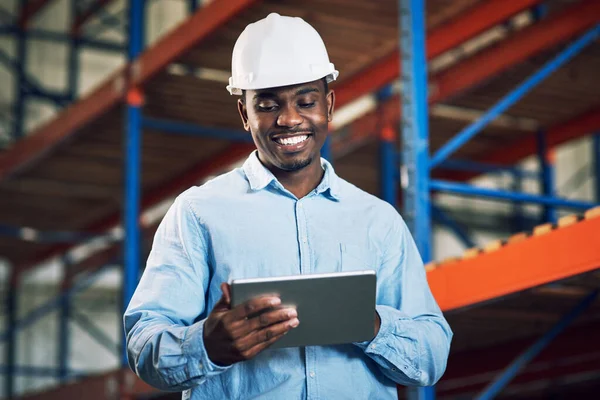 Digitalisierung Des Risikomanagementprozesses Ein Bauarbeiter Der Während Der Arbeit Auf — Stockfoto