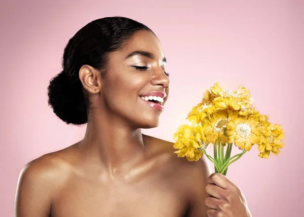 Vrolijke Vrouw Gele Bloemen Natuurlijke Huidverzorging Studio Roze Achtergrond Milieuvriendelijke — Stockfoto
