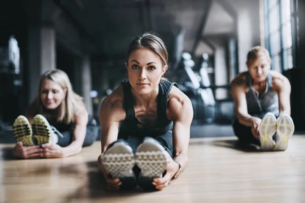 Flexible Con Rutina Fitness Tiro Longitud Completa Tres Mujeres Atractivas — Foto de Stock