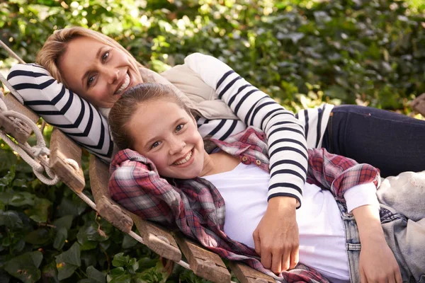 肖像画 吊床和放松快乐的孩子 妈妈和家人的联系 照顾或共度美好时光 支持和澳大利亚的母亲 孩子或人们在后院的自然花园里享受母亲节 — 图库照片