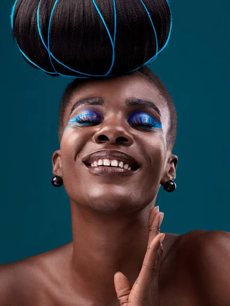 Joyeux Cheveux Cosmétiques Avec Une Femme Noire Modèle Studio Sur — Photo