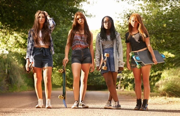 Amigas Menina Skate Retrato Livre Com Diversidade Verão Férias Uma — Fotografia de Stock