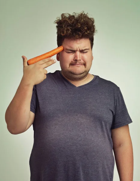 Vaya Zanahoria Por Qué Hombre Con Sobrepeso Sosteniendo Una Zanahoria — Foto de Stock