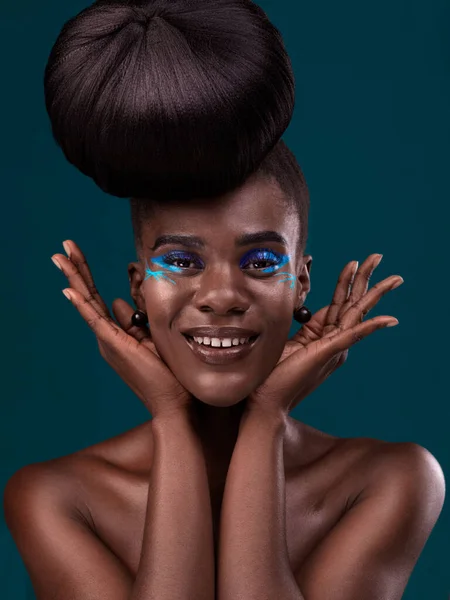 Portret Handen Make Met Een Afrikaanse Vrouw Studio Een Blauwe — Stockfoto