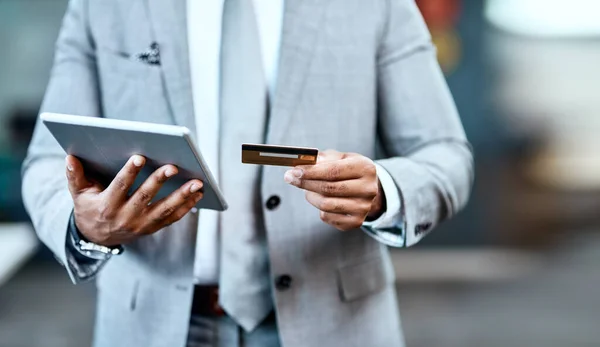 Erkek Eli Tablet Kredi Kartı Online Alışveriş Ekommerce Fintech Uygulaması — Stok fotoğraf