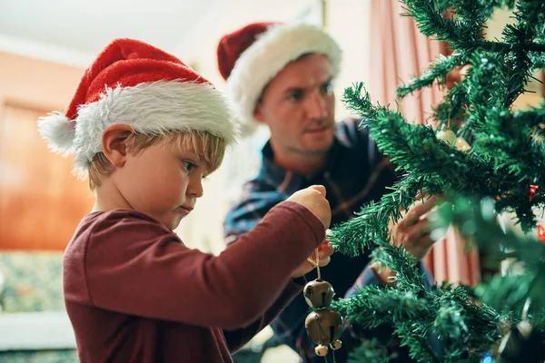 Mindenki Kedvenc Karácsonyi Hagyománya Egy Imádnivaló Kisfiú Aki Karácsonyfát Díszíti — Stock Fotó