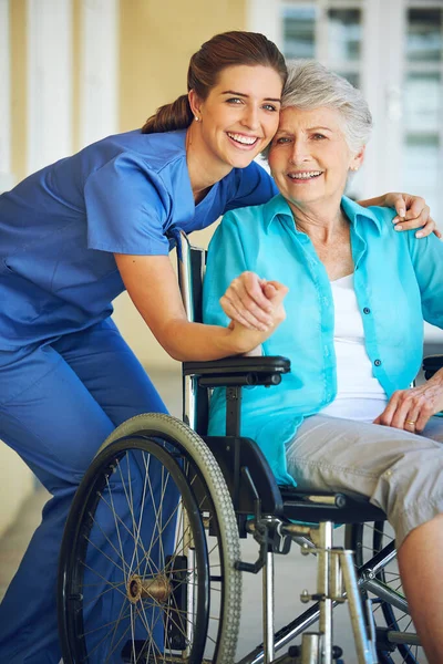 病院の車椅子の肖像画 介護者や幸せな高齢者の女性は 支援のための成熟した患者を支援します 障害者または医療社会福祉士が高齢者と笑顔で — ストック写真