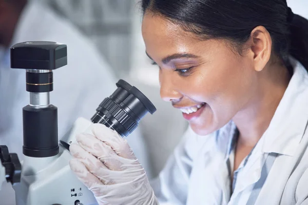 Nic Jej Nie Umknie Młody Naukowiec Korzystający Mikroskopu Laboratorium — Zdjęcie stockowe
