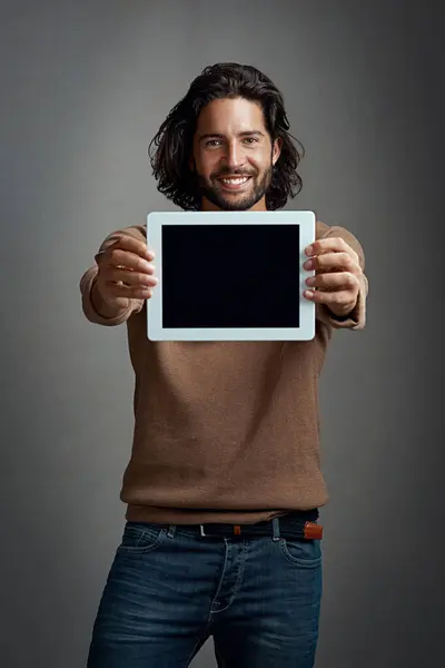 Zobaczyłeś Pierwszy Studio Ujęcie Przystojnego Młodego Mężczyzny Trzymającego Cyfrowy Tablet — Zdjęcie stockowe