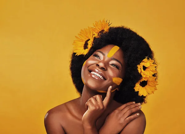 Pensamento Beleza Mulher Negra Feliz Com Girassol Estúdio Para Maquiagem — Fotografia de Stock