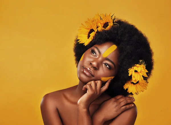 黄色の背景の美しさ 健康と治療のためのスタジオで考えてメイク ひまわりと黒の女性 環境に優しい化粧品を考えながら スキンケア アフリカの女性モデルがリラックス — ストック写真