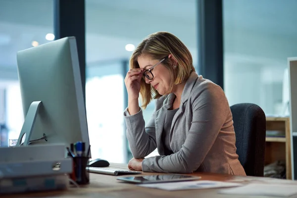 Dlaczego Wciąż Jestem Bizneswoman Wygląda Zestresowaną Podczas Pracy Późna Biurze — Zdjęcie stockowe